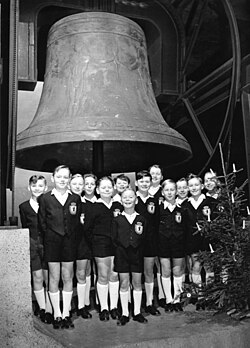 Schoolchildren posing in 1958 beneath the Freedom Bell, Berlin, cast by Gillett & Johnston in 1950