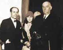 Fioravanti and his wife, Ludvilla, pose with President Marcelo Torcuato de Alvear during a 1928 exhibit. Alvear had the noted sculptor create wall reliefs for the Casa Rosada, whose interiors seemed "cold and denuded."