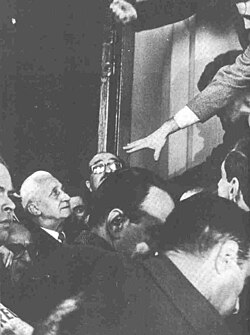 Illia leaving the Casa Rosada.