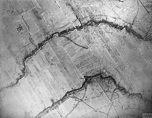 Frontline trenches, 1916; British (upper) and German (lower)