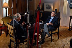 Gibson interviews Republican former U.S. Senator Fred Thompson during Thompson's unsuccessful campaign for the Republican Party's 2008 U.S. presidential nomination, September 25, 2007.