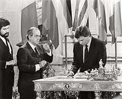 Felipe González signing the treaty of accession to the European Economic Community on 12 June 1985