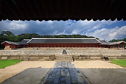 Jeongjeon of Jongmyo Shrine – As the dynasty continued, it was expanded horizontally.