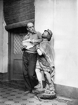 Quinquela posing with a figurehead, 1936