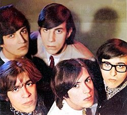 Los Gatos in 1967. Top row: Ciro Fogliatta (organ), Oscar Moro (drums); bottom row: Litto Nebbia (vocals, harmonica and tambourine), Alfredo Toth (bass), and Kay Galiffi (guitar).
