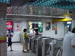 Magnetic-stripe ticket + Upass turnstiles on Line 4 in July 2001