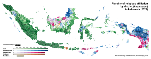 A map of districts (kecamatan) coloured by plurality/majority religious affiliation and what percentage of citizens it represents