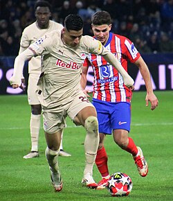 Alvarez (right) playing for Atlético Madrid against Red Bull Salzburg in 2025