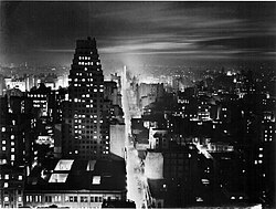 City lights along Corrientes Avenue shortly before its widening in the 1930s.