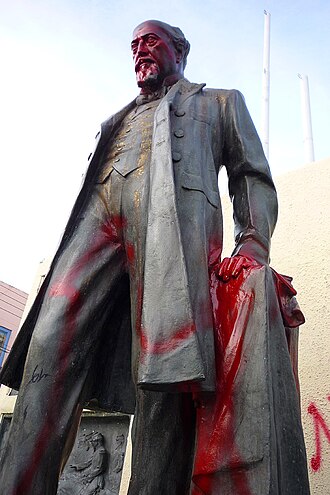 Vandalized monument in Río Gallegos (2010)