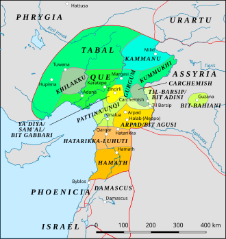 The Neo-Hittite states (colored) c. 800 BCE, with the Luwian ones predominantly in the north and the Aramean ones predominantly in the south