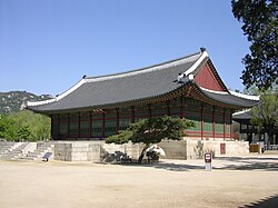During Sejong's reign, the building Sujeongjeon in Gyeongbokgung hosted the Hall of Worthies[57]
