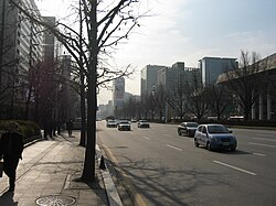 Sejong-daero; with the Ministry of Culture and Tourism on the left in 2006 with 16-lanes of traffic