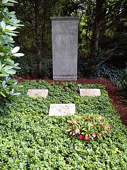 Planck's grave in the Stadtfriedhof.
