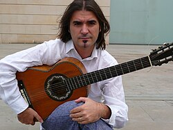 19th-century guitar made by luthier Manuel de Soto held by Spanish guitarist Rafael Serrallet