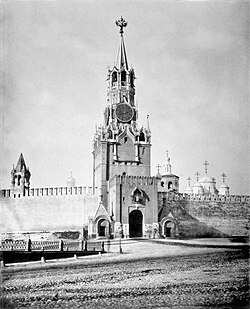 The Spasskaya Tower had kept its red star and did not restore the two-headed eagle present before communist takeover