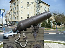 Carronade near the Old City.