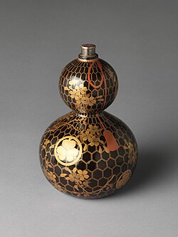 Maki-e sake bottle with Tokugawa clan's mon (emblem), Japan, Edo period