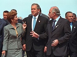 De la Rúa, Mireya Moscoso and US president George W. Bush during the 3rd Summit of the Americas.