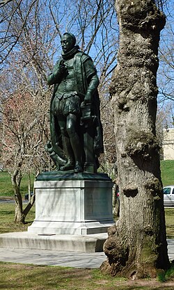 On the western end of Voorhees Mall is a bronze statue of William the Silent, commemorating the university's Dutch heritage.[33]