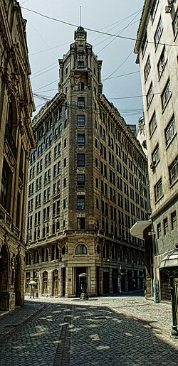 Edificio Ariztía in the center of the Barrio de La Bolsa.