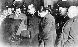 Martín Tow showing television transmission equipment to President Edelmiro Farrell and Vice President Juan Perón in 1944.